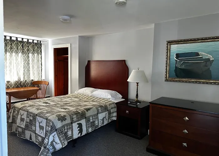 Top Hotels Near Kittery Outlets for Shopping Paradise