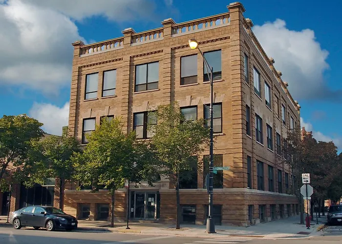 Best Chicago Hotels Close to Soldier Field